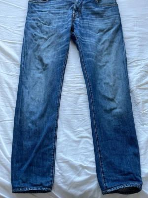 Blå jeans från Jacob Cohen - Säljer ett par blå jeasn från Jacob Cohen modell 688. Jeansen har en snygg tvätt med lätt slitning framtill, Perfekt till vardagslooken och passar till det mesta. Pris går att diskuteras!