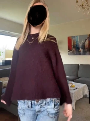 Vinröd  stickad tröja - Mysig vinröd stickad tröja med avslappnad passform och långa ärmar. Tröjan har ribbstickade muddar vid ärmslut och nederkant. Perfekt för lager-på-lager och passar till jeans eller kjol.