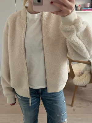 Snygg jacka - Säljer denna super coola jackan då jag har andra jackor🤗 så snygg nu till våren och den är i mycket bra skick! Passar mig som brukar ha strl S🥰🥰