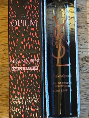 Yves Saint Laurent Black Opium EdP - Black Opium Eau de Parfum från Yves Saint Laurent i en svart och guld sprayflaska. Flaskan har en elegant och modern design med tydlig logga och text i guld.  Innehåller 33 ml.