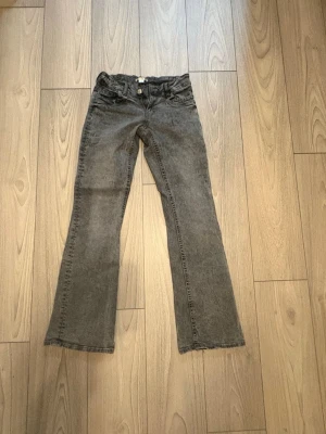 Grå bootcut jeans - Storlek 164