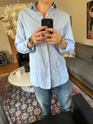 Ljusblå linneskjorta - Snygg ljusblå linneskjorta perfekt för sommarn.