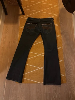 Diesel bootcut  - Hej säljer nu ett par snygga vintage bootcut brallor från diesel passformen liknar Levis 512 bootcut väldigt mycket, jeansen ör i toppskick W32