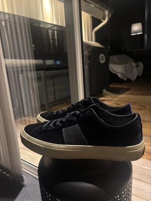 Tom Ford skor - Tom Ford skor i marinblå färg! | Osäker på äktheten därav priset! | Köpta på Plick! | Storlek 43! | Bra skick på dom saknas bara en tvätt sen är de som gott som nya! | Pris går att diskutera vid snabb affär! | 