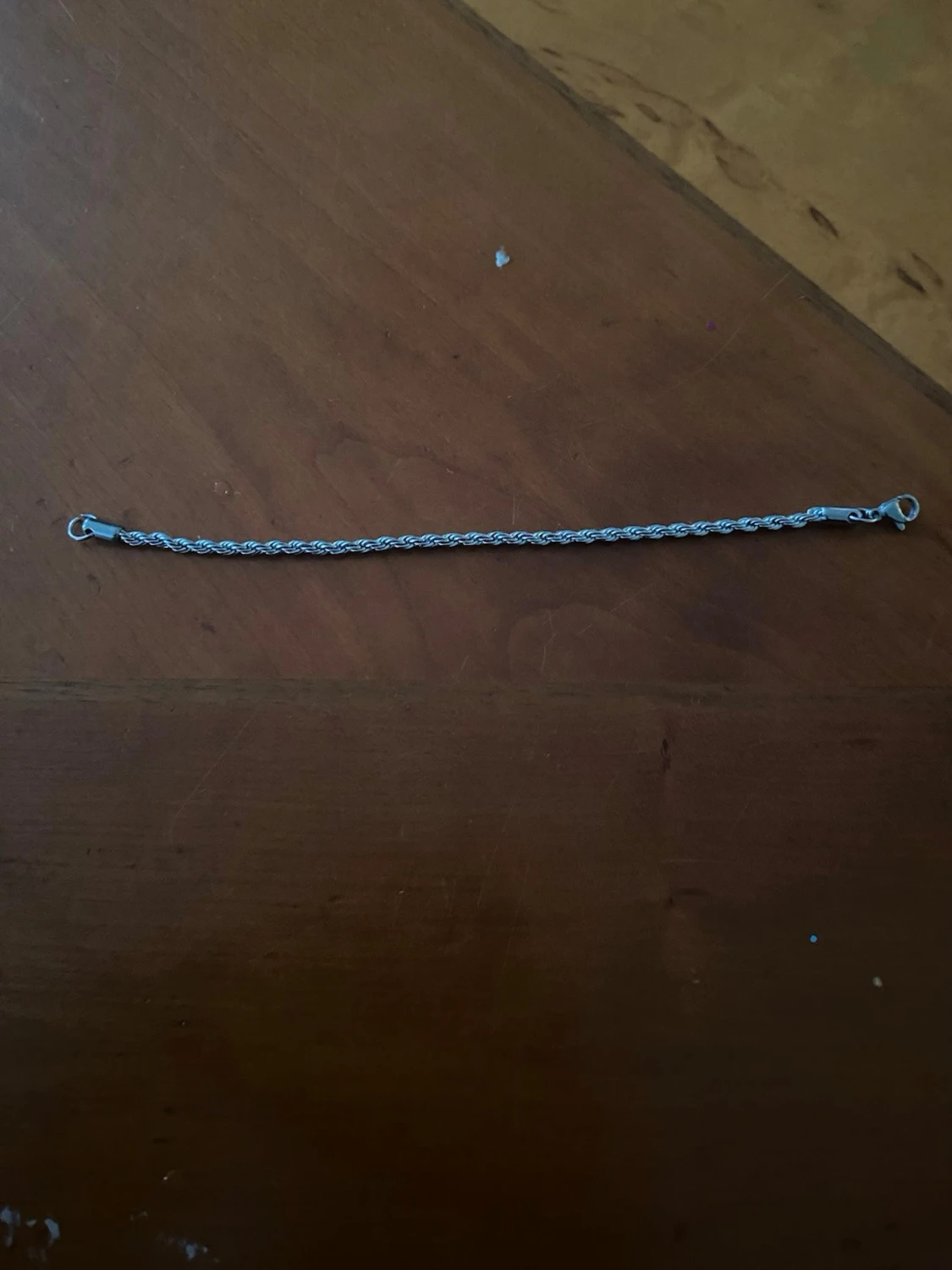 Tunt silverfärgat kedjearmband