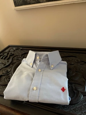 Morris Skjorta - Säljer en blå Morris skjorta i storlek M. Den är i nyskick och nästintill aldrig använd! Hör av dig vid prisförslag eller frågor