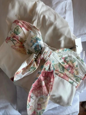 Vit kort klänning med blommig rosett - Oanvänd & eftertraktad klänning från Zara