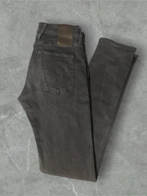 Mörkgrå/svarta jeans från Replay - Köp direkt! Svarta replay jeans / skick 9/10 / storlek 31/34 / kontakta via intresse eller annat😊