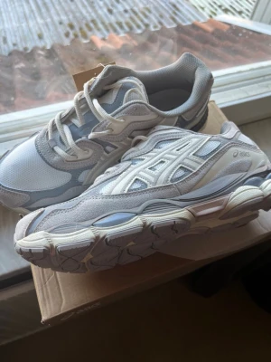 Asics Gel NYC Oyster Grey - Aldrig använda ✔️, Storlek: 44 ✔️, kommer med box & tag 📦, skickas inom 1 dag 🚀, kontakta för mer info ☺️
