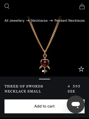 Three of Swords halsband guld - Unikt halsband i guldpläterad metall från Maria Nilsdotter med ett hjärtformat rött hänge och tre svärd genom hjärtat. Kedjan är medelgrov och hänget har en djup röd sten som ger en cool kontrast till guldet. Ordinarie priset ser ni är 4500 och detta är som nytt ❤️men pris kan pratas 