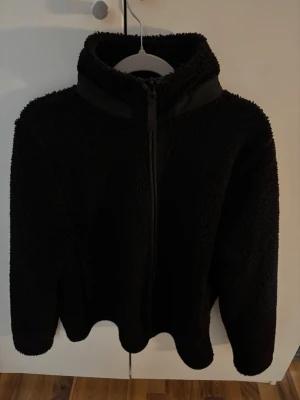 Svart teddyjacka från BikBok - Mysig svart teddyjacka från bikbok💗