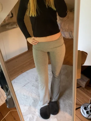 Grå  yoga pants 🧘🏼‍♀️  - Säljer mina gråa yoga pants i storlek S/xs. De kommer ej till andvändning, skriv om du har några frågor eller funderingar💕