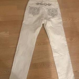 Vita lågmidjade jeans med snygga fickor - Säljer dessa sjukt snygga vita jeans, märket heter Reba och de är köpta i USA. De är lågmidjade och skulle säga straight/boocut i modellen. De är i storlek US 4, skulle säga typ som XS. Helt oanvända, säljer då de är för små för mig💗 hör gärna av dig vid frågor!💕