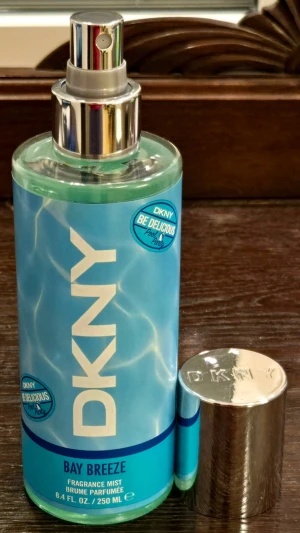 Bay Breeze- DKNY Pool Party 250ml Ny!  - Ny, oanvänd produkt  Säljes pga fel köp!   DKNY Pool Party  Body Mist  Doft Bay Breeze Volym 250ml  