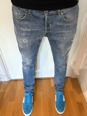 Dondup jeans  - Säljer dessa tvär feta jeans med slitningar från dondup | Modell: George | Storlek 35 (passar mindre) | Jeansen har ett litet hål samt liten defekt i grenen, inget man tänker på med tanke på jeansens slitningar | Bra skick | Hör av dig vid minsta fundering!