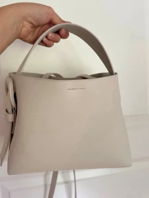 Populär Arket väska - Säljer denna snygga arket väska då den ej kommer till användning. Kan gå ner i pris vid snabb affär💕