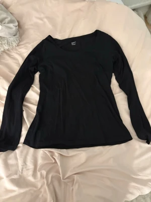 Svart långärmad topp i bomull - En enkel och stilren svart långärmad topp. 