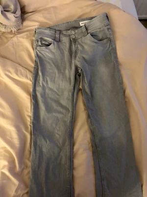 Ljusgrå raka jeans från Gina Tricot - Säljer ett par ljusgrå jeans. 