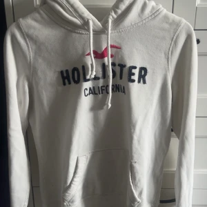 Vit hoodie från Hollister - Superfin vit hoodie, använd men i bra skick, inga fläckar eller hål. Den är i storlek M men passar S. Om du har någon fundering eller bud så skriv privat! 💘