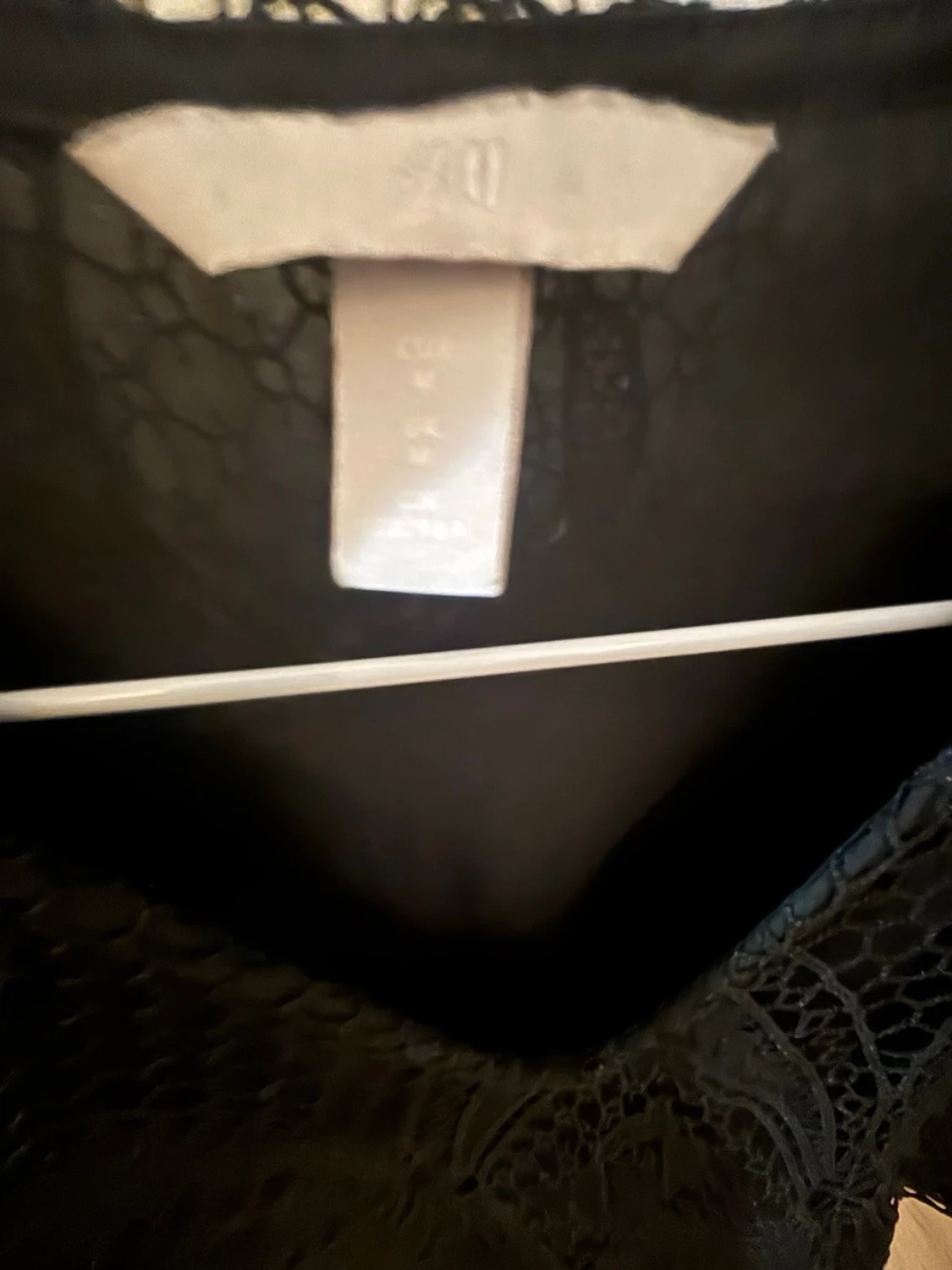 Svart spetsklänning med v-ringning - 2