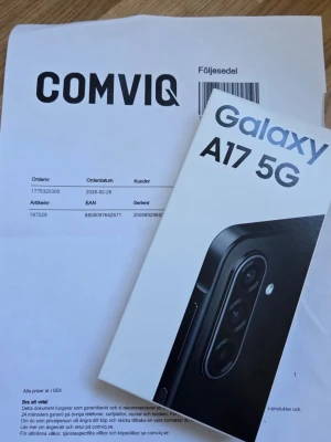 Samsung Galaxy A17 5G svart - Helt ny och obruten Samsung Galaxy A17 5G. 128GB,4GB ram. Garantibevis finns och gäller 2 år fr.om 26.02.2026. Mobilen är inte operatörslåst (fungerar med SIM-kort från alla operatörer).   Modern Android-telefon med stilren svart design. Telefonen har en slimmad form och flera kameror på baksidan. Förpackningen är vit med tydlig Samsung-logga och modellnamn. Perfekt för dig som vill ha snabb 5G och snygg look. 
