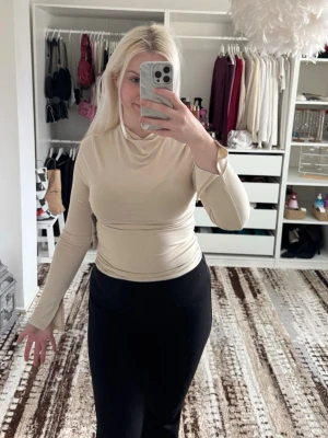 Långärmad tröja - XS - Långärmad tröja ifrån Ullared i storlek XS. Obs tycker denna är stor i storlek då jag vanligtvis har en M