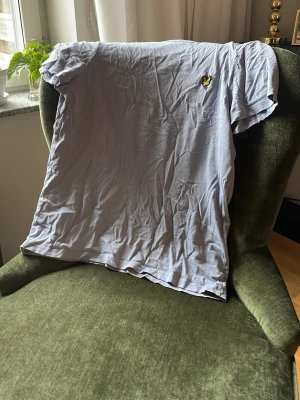 T-shirt Lyle&Scott - En T-shirt från Lyle&Scott i bra skick den är väldigt skrynklig bara. Vill bar bli av med den då den inte passar mig längre och vill inte slänga den, du kan få den sjukt billigt vid snabb affär!😁👍
