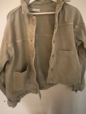 Beige overshirt från Zara - Snygg beige overshirt från Zara med avslappnad passform. Modellen har två stora framfickor, knappar framtill❤️❤️
