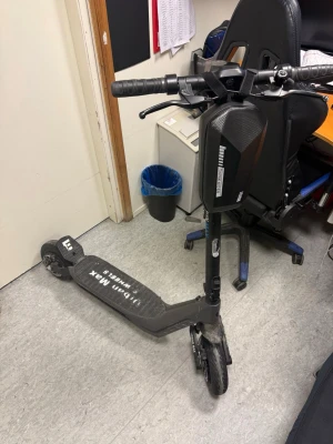 El scooter  - Laddare finns voien funkar som vanligt . 70km 40kmh går att ändra i appen. El bromsar går också ändra i appen. Skriv om du har mer frågor