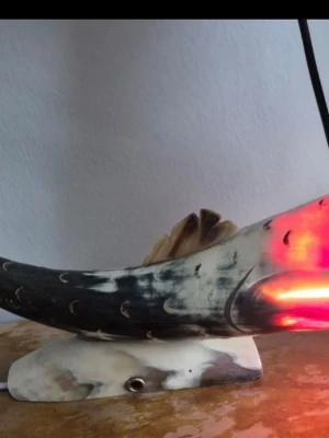 LAMPA BORDSLAMPA FISK HORN RETRO VINTAGE - En unik lampa gjord av horn föreställande en fisk. Funktionstestad med jordad kontakt. Skickas väl inslagen i plast mm