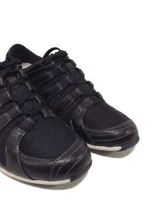 Nya Hush Puppies Sneakers, Svart, stl 36-23 cm ordinarie pris 799kr - Puppies.  Stilren design med snörning.    Hush Puppies  Founded in 1958, Hush Puppies recognized the need for comfortable shoes – for the workweek and the weekend. Our basset hound, the Hush Puppies dog has a become a globally recognized icon, and our comfy flats, loafers, and slip-ons have become solutions for sore feet, aka “barking dogs.” While we continue to innovate comfort, we also present flats for women, loafers for 