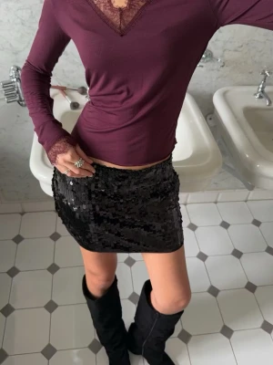 Vinröd topp med spetsdetaljer - Det är precis samma modell som på bilden, bortsett från att den ej har spets på armarna, allt annat är identiskt. Från Gina tricot! Jag är 170 och den är för kort för mig🌸