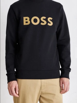 Svart sweatshirt från BOSS - Svart sweatshirt från BOSS med stor gul logga på bröstet. Klassisk rak passform med rund halsringning och ribbade muddar vid ärmslut och nederkant. Skriv för mer bilder har inga bilder på den just nu men kan ta bild om det finns intresse 