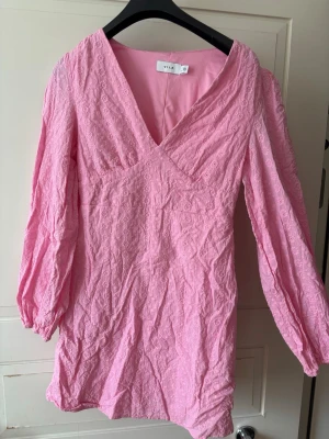 Vila klänning - Rosa klänning ifrån Vila, använd 1 gång💗är i bra skick, kom med bud💗🙌🏻
