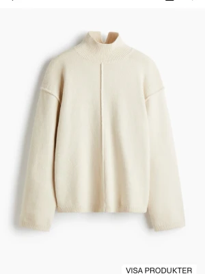 Stickad tröja - Polo stickad tröja. Super fin!! Helt oanvänd. Med prislapp. Säljer för att den inte passade mig💕