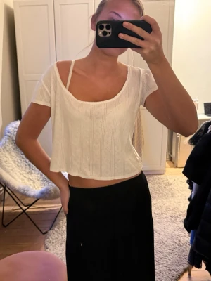 Vit croppad topp från Zara - Snygg vit croppad topp från Zara med korta ärmar och rundad, djup urringning. Så snygg i en bredare modell, perfekt att dra över i sommar och vår och matcha till kjol eller shorts😍😍Så fint broderi på också. I jätte fint skick. Köpt i Palma och går inte längre att köpa💕💕