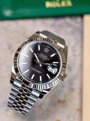Rolx Datejust svart urtavla stål - Snygg klocka med Datejust design och svart urtavla och datumfönster. Klockan har en klassisk räfflad bezel och länkarmband i polerat stål. Indexmarkeringar och visare i silver ger en stilren look. Perfekt accessoar för dig som gillar exklusiv design. Nightlight function 🌃🎆