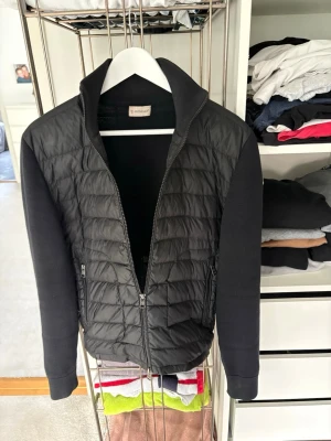 Svart cardiganjacka från Moncler - Snygg svart cardiganjacka från Moncler, äkta och skriv bara för att få bevis. Skriv vid frågor