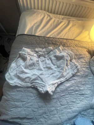  bomullsshorts med volang - Supersköna  shorts i bomull med elastisk midja och volangkant. Perfekta för varma dagar eller som mysplagg hemma. De har en loose passform och mjukt material som känns bekvämt mot huden.
