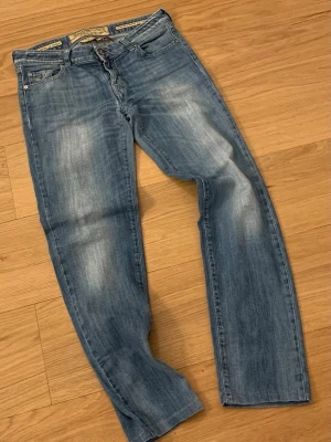 Jacob Cohen Jeans - Säljer ett par riktigt snygga och eftertraktade jeans. Raw Demin Jacob Cohën jeans. Skicket är 8/10. Storleken är 30. Priset kommer vara 699kr men kan sänkas.