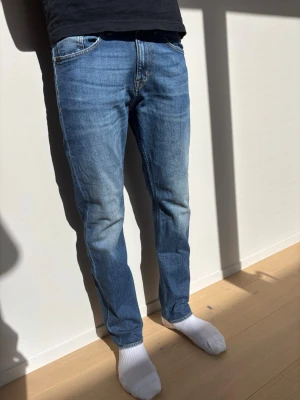 Tiger of Sweden jeans - slim fit - Säljer ett par blå jeans med slim fit. Perfekta för en avslappnad och stilren look.
