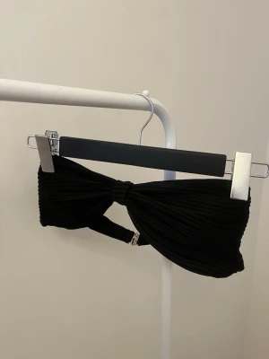 Bandeau bikini - Säljer denna bikini överdelen då den var för stor för mig. Aldrig använd endast testad. 