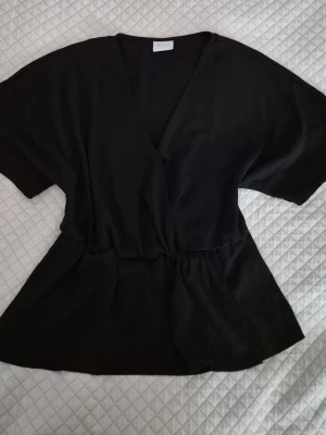 Svart blus peplum - Svart blus med markerad midja💘 Storlek S, men är relativt stor i storleken. Från Vila, utmärkt skick! Skapa gärna en bundle🙌