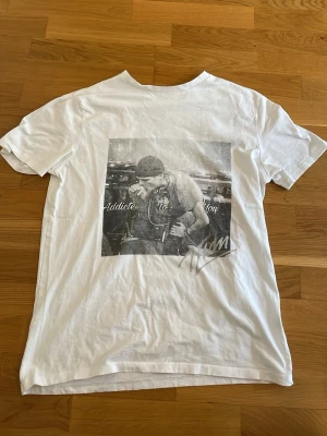 Avicii T-shirt - Vit Avicii T-shirt i nytt skick i storlek M