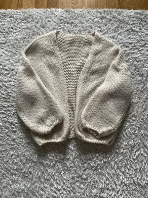 Beige stickad kofta  - En stickad kofta utan knappar från missäy.  Bra skick  Passar Storlek XS-S skulle jag säga 