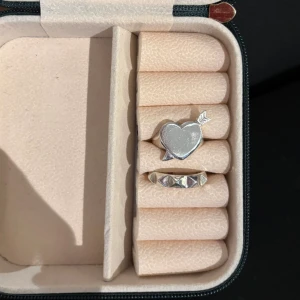 L8hasselbald ringar - Två silverringar från Lotta Hasselblad, båda är i fint skick! Du kan köpa en eller båda ☺️Hjärta med pil - 500kr, nypris 1100kr 💘 Nit-ring - 400kr 🥰 Väljer du köp nu är det en av ringarna du köpt! 