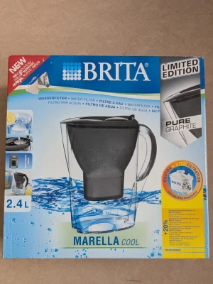Brita Marella Cool vattenfilterkanna - HELT OANVÄND BRITA KANNA . Säljer en Brita Marella Cool vattenfilterkanna Limited Edition Pure Graphite. Kannan rymmer 2,4 liter och har ett modernt transparent och grafitgrått utseende. Perfekt för att filtrera kranvatten hemma. Levereras i originalförpackning.