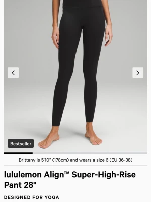 Align pant Lululemon - Säljer ett par svarta Lululemon Align Super-High-Rise leggings med 28" benlängd och strl 2. De har hög midja och är tillverkade i ett mjukt, stretchigt material som passar perfekt för yoga eller chill. Snygg och enkel design utan synliga loggor framtill. Nypris: 1080kr