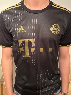 FC Bayern München Müller matchtröja - Rensar nu mina fotbollströjor i toppskick! Modellen på bilden är 184 och väger 80kg. Bara höra av sig vid frågor eller funderingar!
