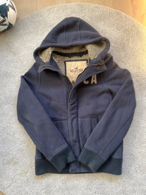 Hollister hoodie  - Säljer denna sällsynta och mycket eftertraktade Hollister hoodie | Storlek M | Skick 9/10 | Vid eventuella frågor hör gärna av dig och erbjuder bra pris vid köp av bundle 😁✅